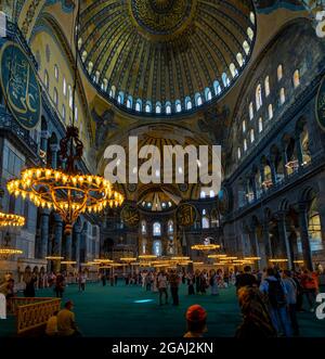 Türkei Istanbul Innenarchitektur die Lichter der Hagia Sophia oder genannt Aya Sophia, einer der meistbesuchten Orte in Istanbul. Spalte wird angezeigt Stockfoto