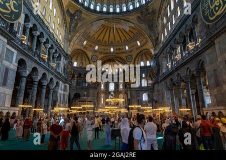 Türkei Istanbul Innenarchitektur die Lichter der Hagia Sophia oder genannt Aya Sophia, einer der meistbesuchten Orte in Istanbul. Spalte wird angezeigt Stockfoto