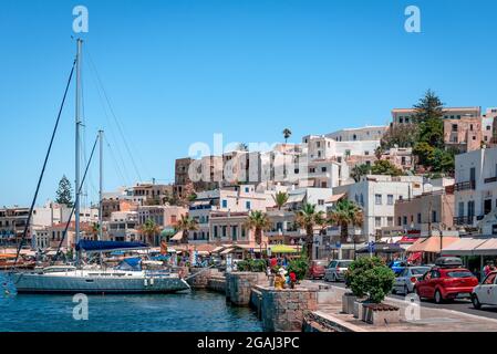 Naxos, Griechenland - 23 2016. Juli: Blick auf den Hafen und die Altstadt, an einem Sommertag. Naxos ist eine Insel (und eine Stadt) der Kykladen Archipel, in t Stockfoto