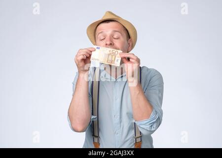 Mann bekam Bargeld. Reichhaltigkeit und Wohlbefinden. Holen Sie sich Bargeld einfach und schnell. Stockfoto