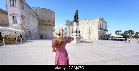 Panorama Weitwinkel der jungen Frau in langen Kleid zu Fuß in der historischen Stadt Otranto, Italien Stockfoto