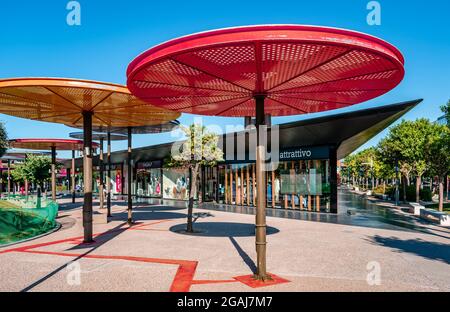 Sonnenschirme im Smart Park, dem größten Einkaufszentrum Griechenlands, im Stadtteil Spata, in der Nähe des internationalen Flughafens von Athen. Stockfoto