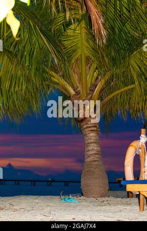 Sonnenuntergang Himmel über dem indischen Ozean entlang Bodufinolhu Insel, Fun Island Resort & Spa ist am Strand. Zu den Sehenswürdigkeiten vor Ort gehören das Maafushi Reef.2021 Stockfoto