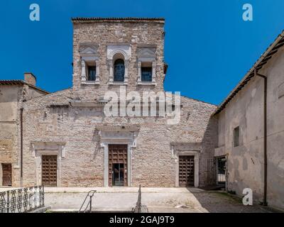 Die Fassade der antiken Basilika San Salvatore in Spoleto, Italien, UNESCO-Weltkulturerbe Stockfoto