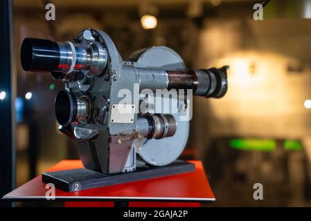 Nahaufnahme eines alten Kameraobjektivs über dem Holztisch. Stockfoto