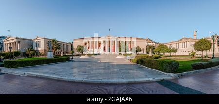 Panorama der Athen-Trilogie (Nationalbibliothek, Universität und Akademie von Athen) auf der Panepistimiou-Straße, entworfen von der dänischen Hansen Stockfoto