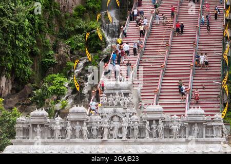 21. august 2017. Gombak, Malaysia. Menschen, die in der Nähe einer steinernen Torabdeckung in hindu-Göttern am Eingang zu den Treppen nach oben gehen Stockfoto