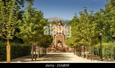 Panoramablick auf die Promenade in den Gärten der königlichen Stätte von San Ildefonso Palast mit dem barocken Brunnen von Diana im Hintergrund. Stockfoto