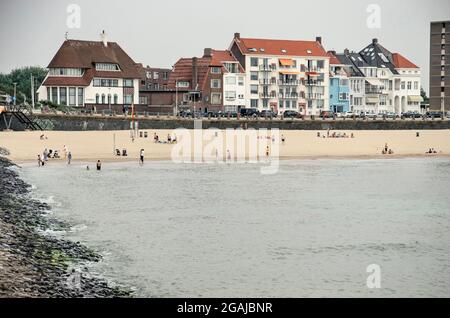 Vlisssingen, Niederlande, 24. Juli 2021: Teil der Stadt am Meer, mit einem Sandstrand und der Promenade Stockfoto