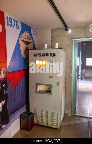 Alte sowjetische Retro-Automaten mit sprudelndem Wasser aus der UdSSR. Stockfoto
