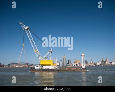 Mit der Liverpool Mersey Waterfront hinter, das Craneship Lara 1 mit elektrisch angetriebenen FIGEE Offshore 250 Tonnen Kran in Birkenhead, Großbritannien Stockfoto