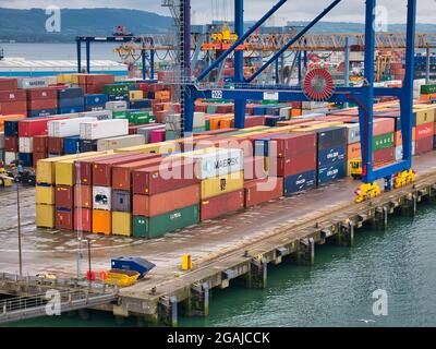 An einem bewölkten Sonntagmorgen im Juli 2021 stapelten Container am Containerterminal im Belfast Harbour Stockfoto