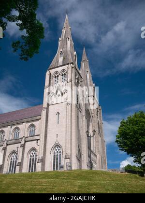 Das Äußere der römisch-katholischen St. Patrick's Cathedral in Armagh - aufgenommen an einem sonnigen Tag mit blauem Himmel und weißen Wolken Stockfoto