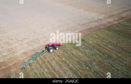 Traktor Pflug Farm Land Luftdrohne Draufsicht Stockfoto