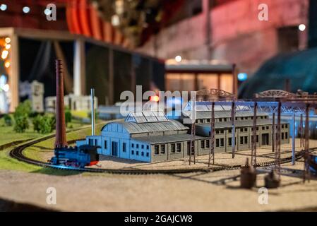 Kleiner Zug Modellstadt, wo der Zug in der Nähe von Lagerhäusern geht Stockfoto