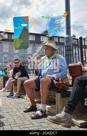 Bantry, West Cork, Irland. Juli 2021. Ian Baileys Berufung gegen seine Verurteilung wegen Drogenfahrens und Drogenbesitzes wurde bis Oktober vertagt. Im folgenden Bild Ian Bailey auf dem Bantry-Markt, der Bücher verkauft und signiert. Kredit: Karlis Dzjamko/Alamy Live Nachrichten Stockfoto