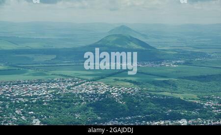 Blick auf die Stadt Pyatigorsk von der Spitze des Berges Maschuk., Stadt in der Region Stawropol, Russland am Fluss Podkumok gelegen, älteste Kurorte Stockfoto