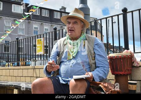 Bantry, West Cork, Irland. Juli 2021. Ian Baileys Berufung gegen seine Verurteilung wegen Drogenfahrens und Drogenbesitzes wurde bis Oktober vertagt. Im folgenden Bild Ian Bailey auf dem Bantry-Markt, der Bücher verkauft und signiert. Kredit: Karlis Dzjamko/Alamy Live Nachrichten Stockfoto