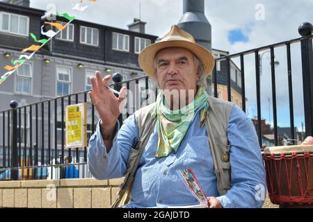 Bantry, West Cork, Irland. Juli 2021. Ian Baileys Berufung gegen seine Verurteilung wegen Drogenfahrens und Drogenbesitzes wurde bis Oktober vertagt. Im folgenden Bild Ian Bailey auf dem Bantry-Markt, der Bücher verkauft und signiert. Kredit: Karlis Dzjamko/Alamy Live Nachrichten Stockfoto