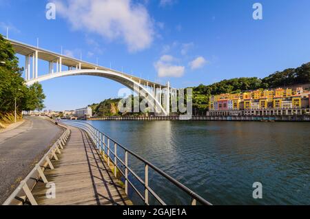 Arrabida Brücke zwischen Vila Nova de Gaia und Porto Städten in Portugal Stockfoto