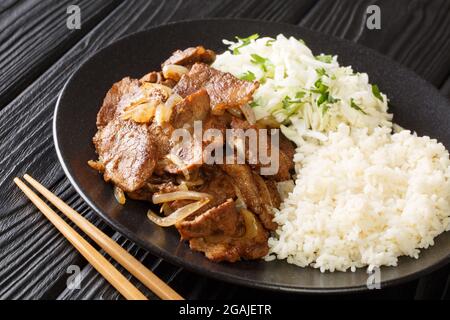 Shogayaki ist ein sehr typisches japanisches, gebratenes Schweinefleischgericht mit Sojasauce und Ingwergeschmack in der Nähe auf dem Teller auf dem Tisch. Horizontal Stockfoto