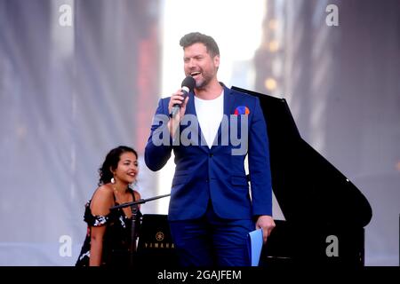 New York, NY, USA. Juli 2021. Mauricio Martínez beherbergt die Carnegie Hall citywide: Adrienne Warren and Friends, die am 30. Juli 2021 in New York City im Bryant Park stattfand. Quelle: Joseph Marzullo/Media Punch/Alamy Live News Stockfoto