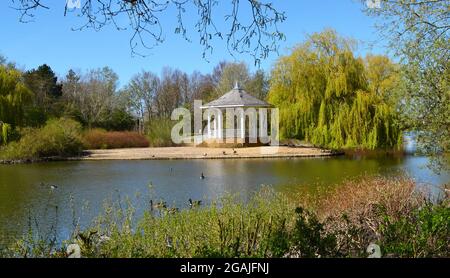 Bandstand auf der Insel Watermead, Aylesbury, Buckinghamshire, England, Großbritannien Stockfoto