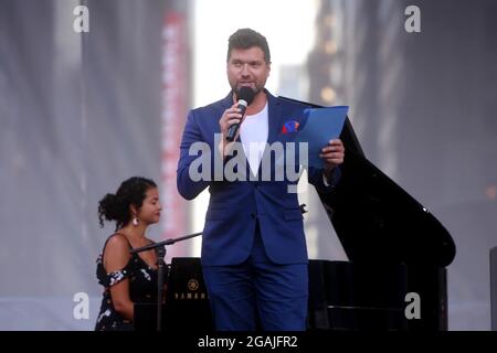 New York, NY, USA. Juli 2021. Mauricio Martínez beherbergt die Carnegie Hall citywide: Adrienne Warren and Friends, die am 30. Juli 2021 in New York City im Bryant Park stattfand. Quelle: Joseph Marzullo/Media Punch/Alamy Live News Stockfoto