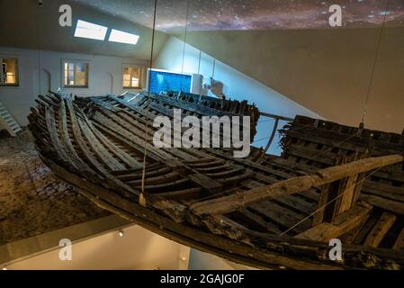 Verrostete alte Schiffswrack im Museum von Tallinn. Stockfoto