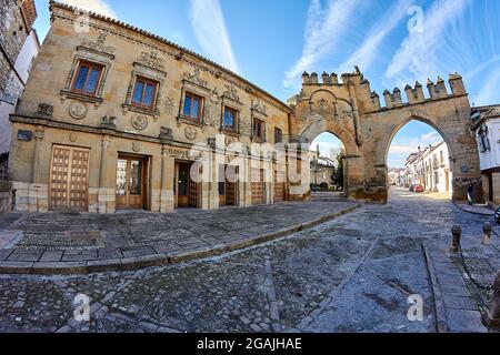 Puerta de Jaen, erbaut 1521, und Arco de Villalar (links) auf der Plaza de Populo (auch Plaza los Leones genannt), Baeza, Provinz Jaen, Anda Stockfoto