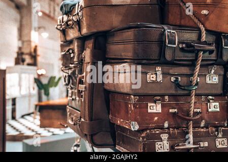 Vintage Pile Ancient Suitcases Form des Tower Design Concept Travel Luggage Stockfoto