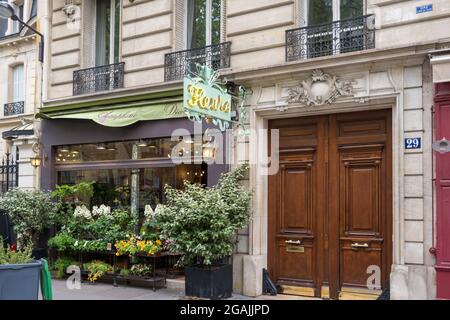 PAR, FRANKREICH - Jul 08, 2021: Eine schöne Ladenfassade des Seraphine Flower Shop mit Markenlogo Stockfoto