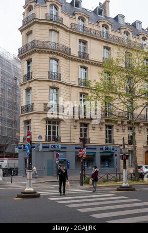 PAR, FRANKREICH - Jul 08, 2021: Eine Fassade des CIC-Gebäudes mit Menschen, die in der Fußgänger daneben laufen Stockfoto