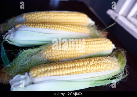 Vier goldene Ähren mit Blättern. Low-Taste. Draufsicht Stockfoto