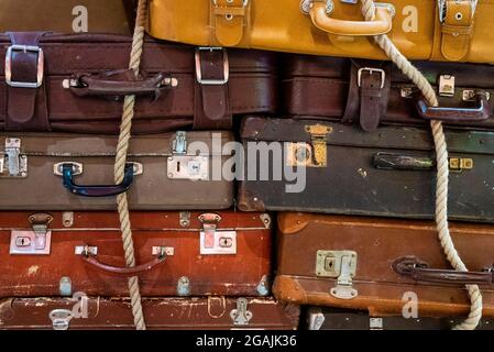 Vintage Pile Ancient Suitcases Form des Tower Design Concept Travel Luggage Stockfoto