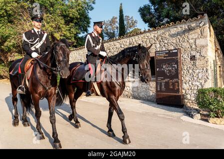 Syrakus Sizilien Italien - juli 22 2021: Zwei stolze Carabinieri zu Pferd im archäologischen Park von Neapolis Stockfoto