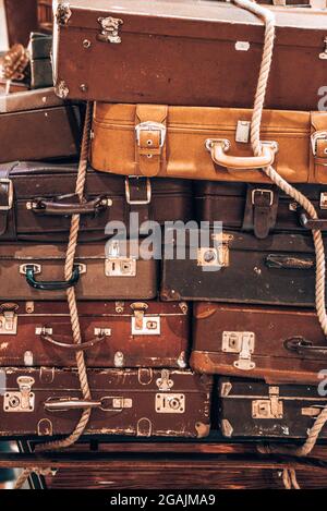 Vintage Pile Ancient Suitcases Form des Tower Design Concept Travel Luggage Stockfoto