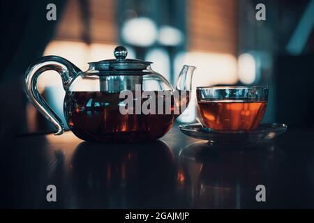 beerentee in einer Glas-Teekannen in einem Café. Nahaufnahme Stockfoto