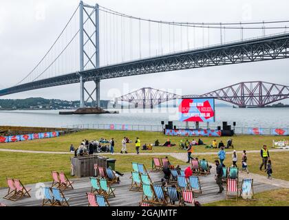 Port Edgar Marina, South Queensferry, Schottland, Großbritannien, 31. Juli 2021. Edinburgh International Film Festival, Film Fest on the Forth: Der Yachthafen verwandelt sich in ein Freiluftkino für ein Wochenende mit kostenlosen Vorführungen im Freien für Familien, die draußen sitzen möchten Stockfoto