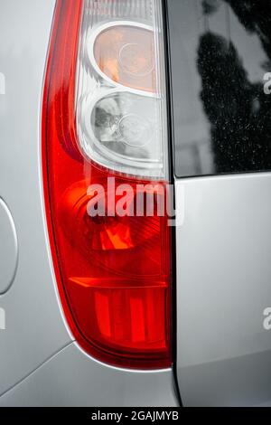 Nahaufnahme EINES neuen Auto-Rücklichts . Vertikale Aufnahme Stockfoto