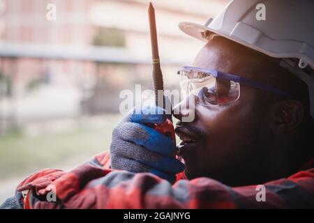 African man Engineering Controller Überprüfung, arbeiten mit Funkübertragung zu Fuß oder Walkie-Talkie in Raumsystem in der Industrie Stockfoto