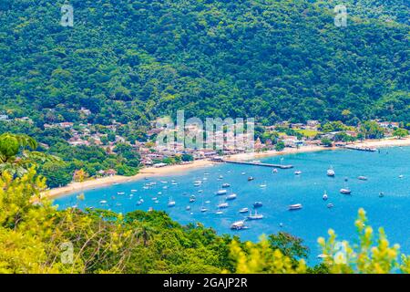 Die große tropische Insel Ilha Grande Abraao Beach Panorama Drohne von oben Angra dos Reis Rio de Janeiro Brasilien. Stockfoto