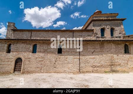 Die antike Basilika San Salvatore in Spoleto, Italien, UNESCO-Weltkulturerbe Stockfoto