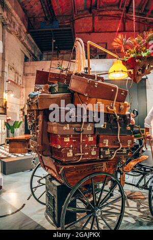 Vintage Pile Ancient Suitcases Form des Tower Design Concept Travel Luggage Stockfoto