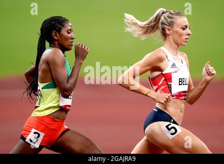 Die britische Alexandra Bell (rechts) und die äthiopische Habitam Alemu beim zweiten Halbfinale der Frauen über 800 Meter im Olympiastadion am achten Tag der Olympischen Spiele in Tokio 2020 in Japan. Bilddatum: Samstag, 31. Juli 2021. Stockfoto