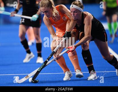 Tokio, Japan. Juli 2021. Laura Maria Nunnink (L) aus den Niederlanden tritt bei den Olympischen Spielen 2020 in Tokio, Japan, am 31. Juli 2021, im Frauen-Pool EIN Eishockeyspiel zwischen Deutschland und den Niederlanden an. Quelle: Zhang Xiaoyu/Xinhua/Alamy Live News Stockfoto