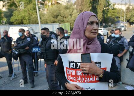 Jerusalem, Israel. Juli 2021. Israelisch-palästinensische Solidaritätsdemonstration gegen die Abschiebung in Sheikh Jarrah, gegen die rechtliche Diskussion über die Berufung der Bewohner der Nachbarschaft vor dem Hohen Gerichtshof Israels am kommenden Montag. Scheich Jarach, Jerusalem. Israel/Palästina. 30. Juli 2021.(Foto von Matan Golan/Alamy Live News) Quelle: Matan Golan/Alamy Live News Stockfoto