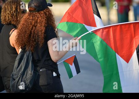 Jerusalem, Israel. Juli 2021. Israelisch-palästinensische Solidaritätsdemonstration gegen die Abschiebung in Sheikh Jarrah, gegen die rechtliche Diskussion über die Berufung der Bewohner der Nachbarschaft vor dem Hohen Gerichtshof Israels am kommenden Montag. Scheich Jarach, Jerusalem. Israel/Palästina. 30. Juli 2021.(Foto von Matan Golan/Alamy Live News) Quelle: Matan Golan/Alamy Live News Stockfoto