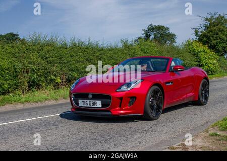 2013 rotes Jaguar V6 8-Gang-Automatikkabrio, auf dem Weg zur Capesthorne Hall Classic July Car Show, Ceshire, Großbritannien Stockfoto