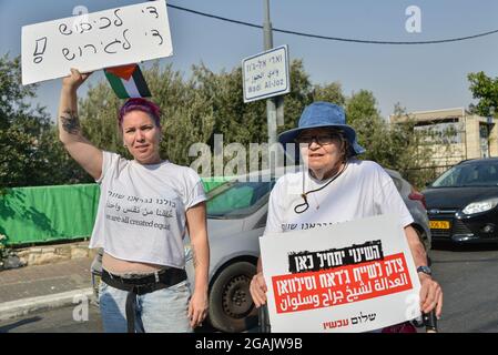 Jerusalem, Israel. Juli 2021. Israelisch-palästinensische Solidaritätsdemonstration gegen die Abschiebung in Sheikh Jarrah, gegen die rechtliche Diskussion über die Berufung der Bewohner der Nachbarschaft vor dem Hohen Gerichtshof Israels am kommenden Montag. Scheich Jarach, Jerusalem. Israel/Palästina. 30. Juli 2021.(Foto von Matan Golan/Alamy Live News) Quelle: Matan Golan/Alamy Live News Stockfoto